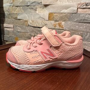 Girls Sz 8 New Balance Kids680 V6 running shoe pink W/ Hook & loop closure EUC